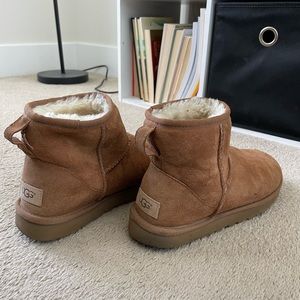 UGG - Classic Mini Boot - size 8